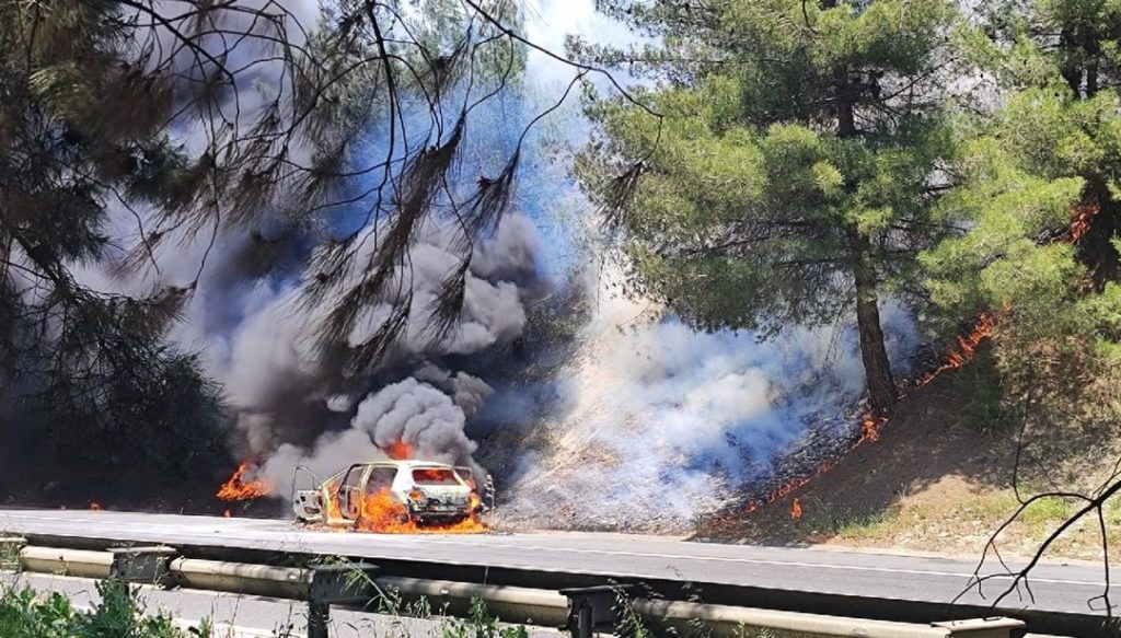 Tarsus’ta araçta çıkan yangın ormana sıçradı – Son Dakika Türkiye Haberleri