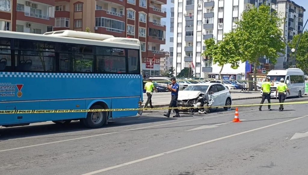 Otomobil ile halk otobüsü çarpıştı: Ölü ve yaralılar var – Son Dakika Türkiye Haberleri