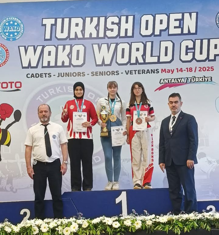 Antalya’da düzenlenen kick-boks turnuvasında Hala Sultan İlahiyat Koleji öğrencisi Emine Öksüz dünya ikincisi oldu – BRTK
