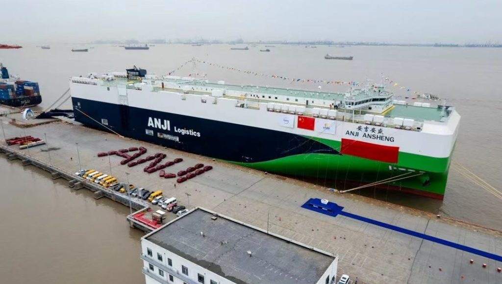 “Dünyanın en büyük otomobil gemisi” ilk seferine çıktı: 9 bin 500 araç taşıyor