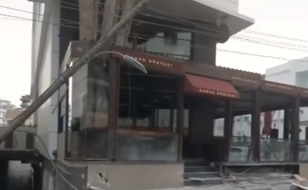 Alkollü sürücü işyeri camına ve elektrik direğine çarptı – BRTK