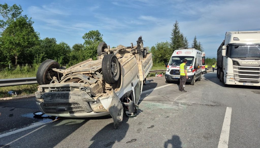 Lastiği patlayan pikap otoyolda takla attı – Son Dakika Türkiye Haberleri