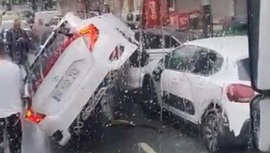 Esenyurt’ta feci kaza: Otomobil park halindeki aracın üzerine uçtu – Son Dakika Türkiye Haberleri