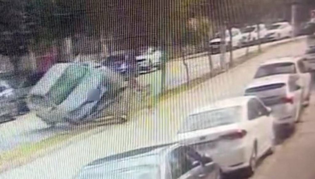 Sürücü direksiyon hakimiyetini kaybetti, otomobil ağaca çarptı – Son Dakika Türkiye Haberleri