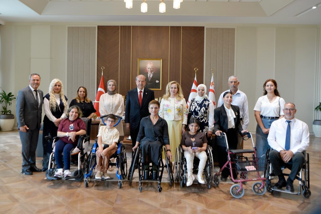 Cumhurbaşkanı Ersin Tatar ve Eşi Sibel Tatar, Tekerlekli Sandalye Dans Milli Takımı sporcusu Yeliz Güllü ile bir araya geldi – BRTK