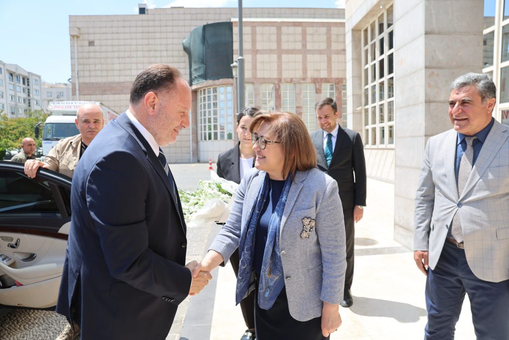 Öztürkler, Fatma Şahin’i ziyaret etti – BRTK