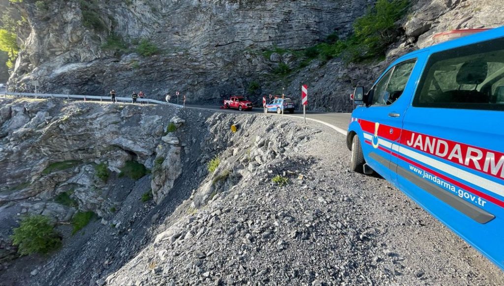 Otomobil uçuruma devrildi: 1 ölü, 1 yaralı – Son Dakika Türkiye Haberleri