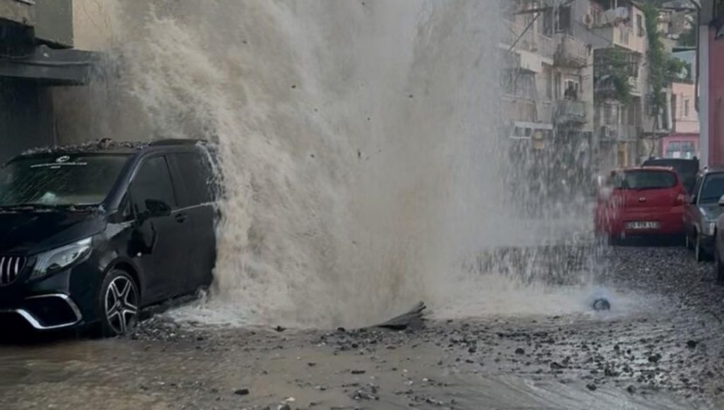 İzmir’de su borusu patladı: Çok sayıda araç hasar gördü – Son Dakika Türkiye Haberleri