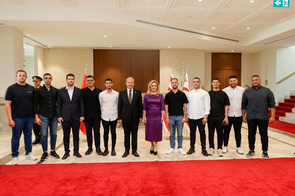 Cumhurbaşkanı Tatar ve eşi halkla bayramlaştı – BRTK