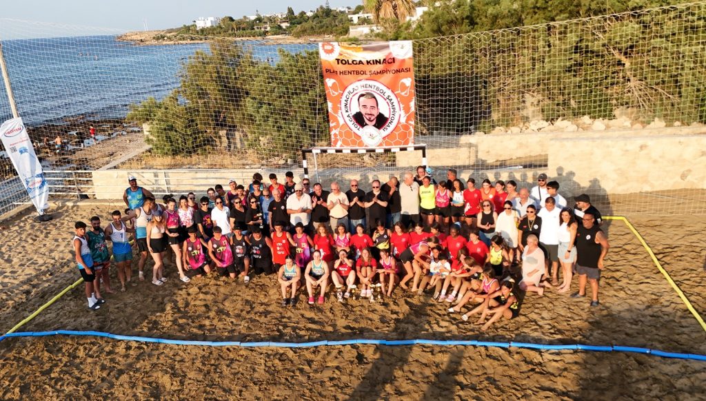 Öztürkler, Tolga Kınacı anısına düzenlenen Plaj Hentbol Turnuvası’nın ödül törenine katıldı – BRTK