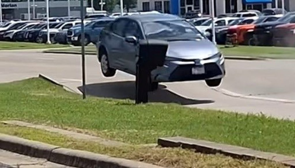 Sıcaklar yolu patlattı, Toyota Corolla havaya uçtu