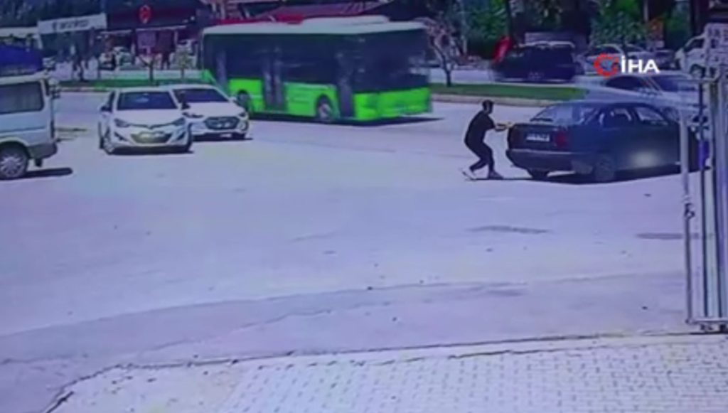 El frenini çekmeyi unuttu, kazaya engel olamadı – Son Dakika Türkiye Haberleri