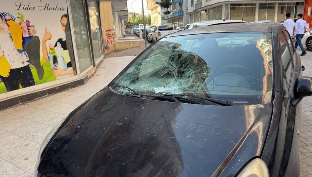 6 yaşındaki çocuk beşinci kattan otomobilin üzerine düştü – Son Dakika Türkiye Haberleri