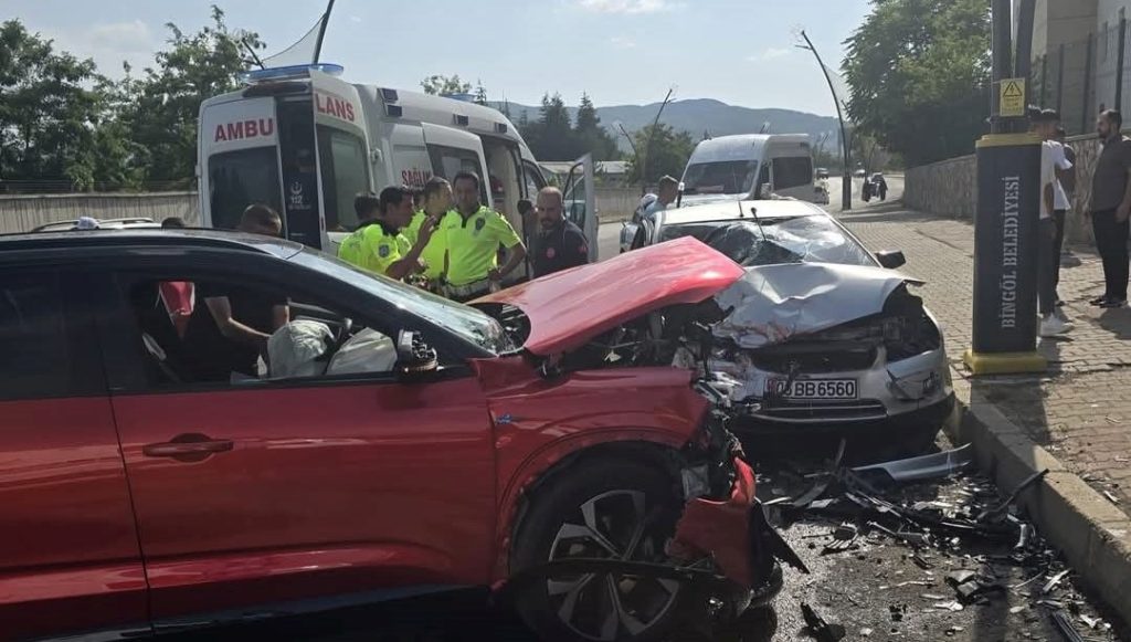Bingöl’de trafik kazası: 3 yaralı