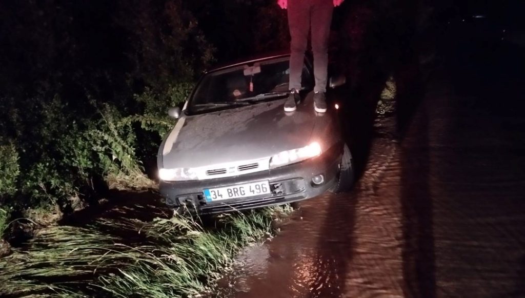 Su borusu patladı, araç suda sürüklendi – Son Dakika Türkiye Haberleri