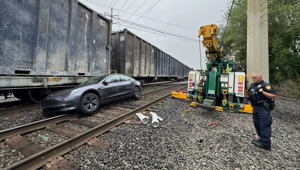 Otonom sürüşteki Tesla raylara sıkışarak trenle çarpıştı – Son Dakika Teknoloji Haberleri