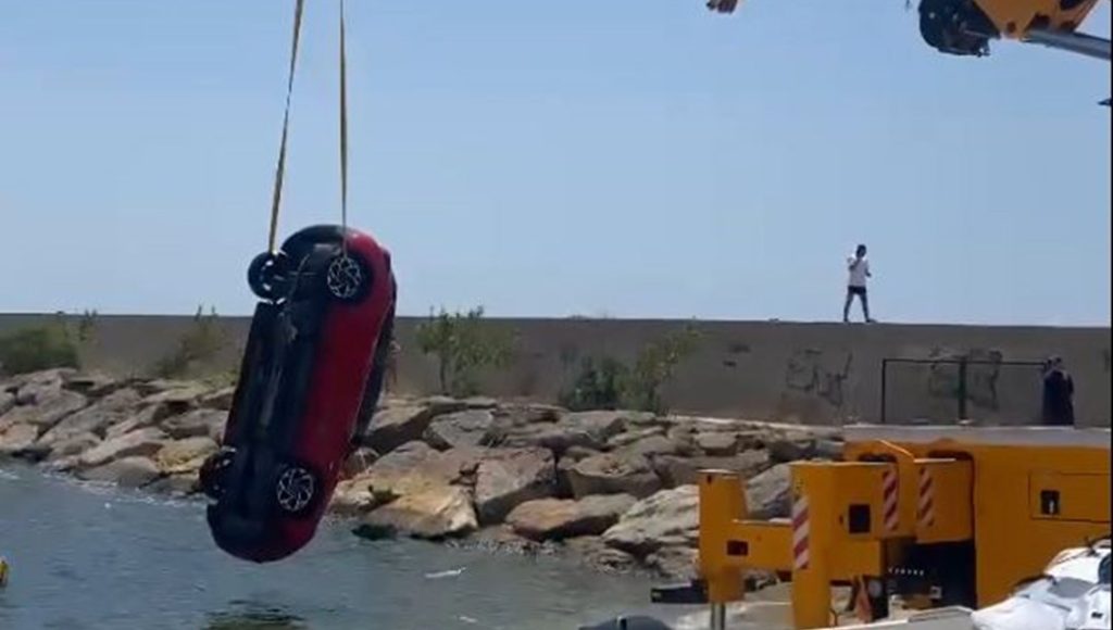 Edirne’de otomobil denize düştü: Vinçle sudan çıkarıldı – Son Dakika Türkiye Haberleri