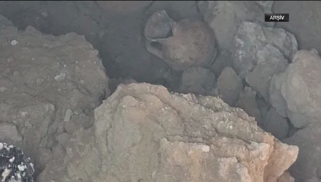 Gazimağusa Limanı’nda çöken yolun altında içinde tarihi eserler bulunan mezar olduğu düşünülen mağara bulundu – BRTK