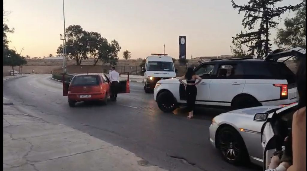 Yol ortasına park ederek ambulans geçişini engelleyen sürücülere para cezası – BRTK