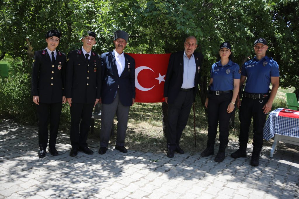 Kıbrıs Barış Harekatı’nın 51. Yılı… “Efsane tank”ın şoförü, destansı anılarını güvenlik güçleriyle paylaştı – BRTK