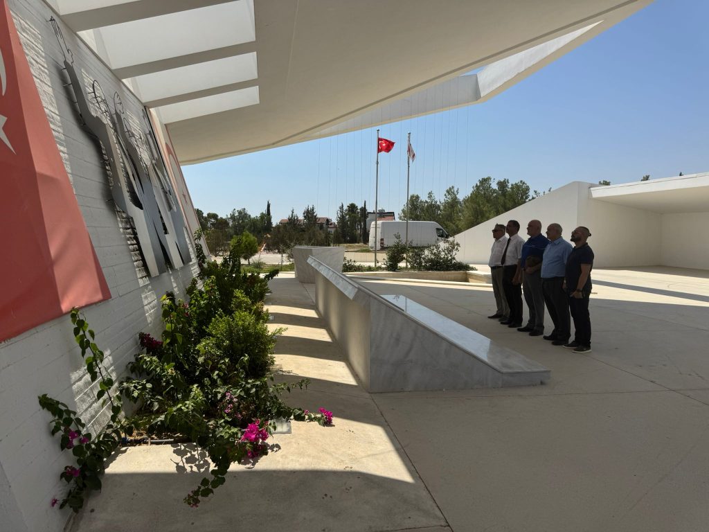 Ulusal Mücadele Vakfı Kurucu Cumhurbaşkanı Denktaş’ın anıt mezarını ziyaret etti – BRTK
