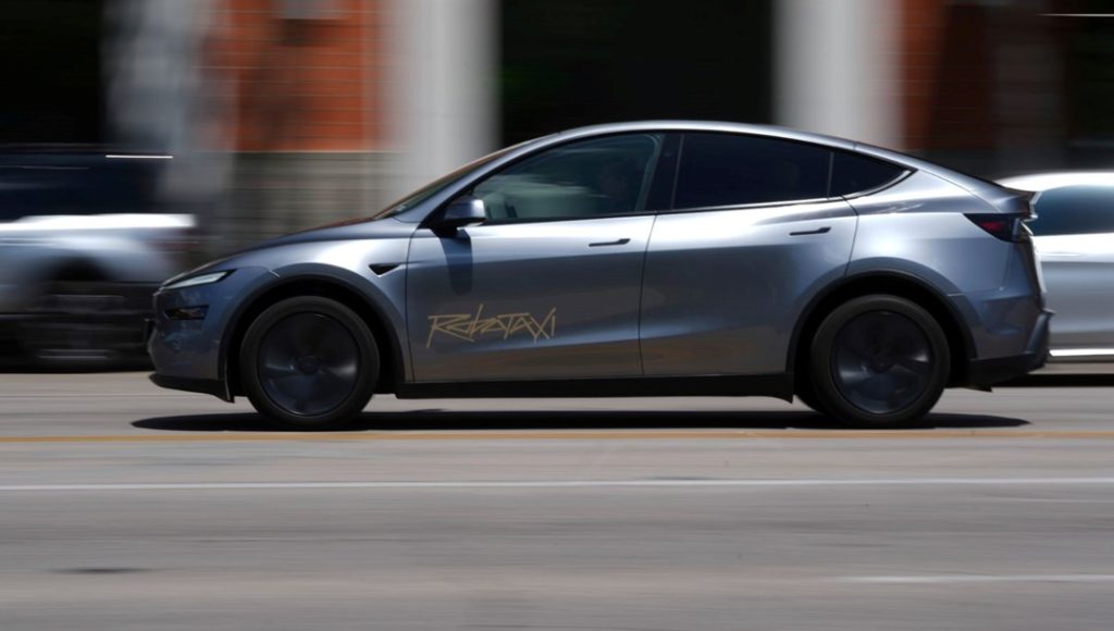 Tesla’nın Robotaksi insanlı hizmet sunacak