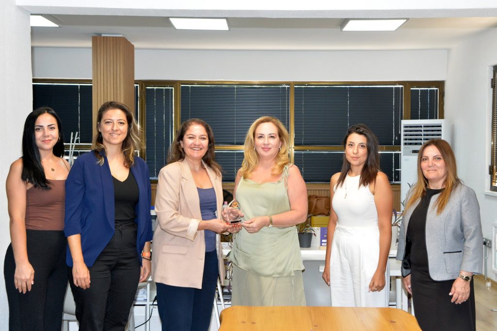 Cumhurbaşkanı Ersin Tatar’ın eşi Sibel Tatar, Lefkoşa’daki kadın derneklerine ziyaretlerini sürdürüyor – BRTK