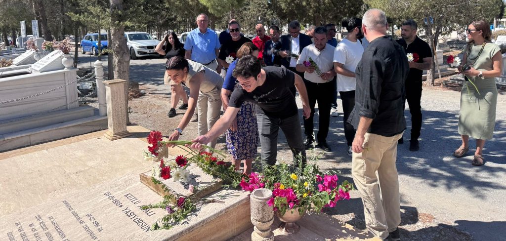 Kutlu Adalı, 29. ölüm yıl dönümünde mezarı başında anıldı – BRTK