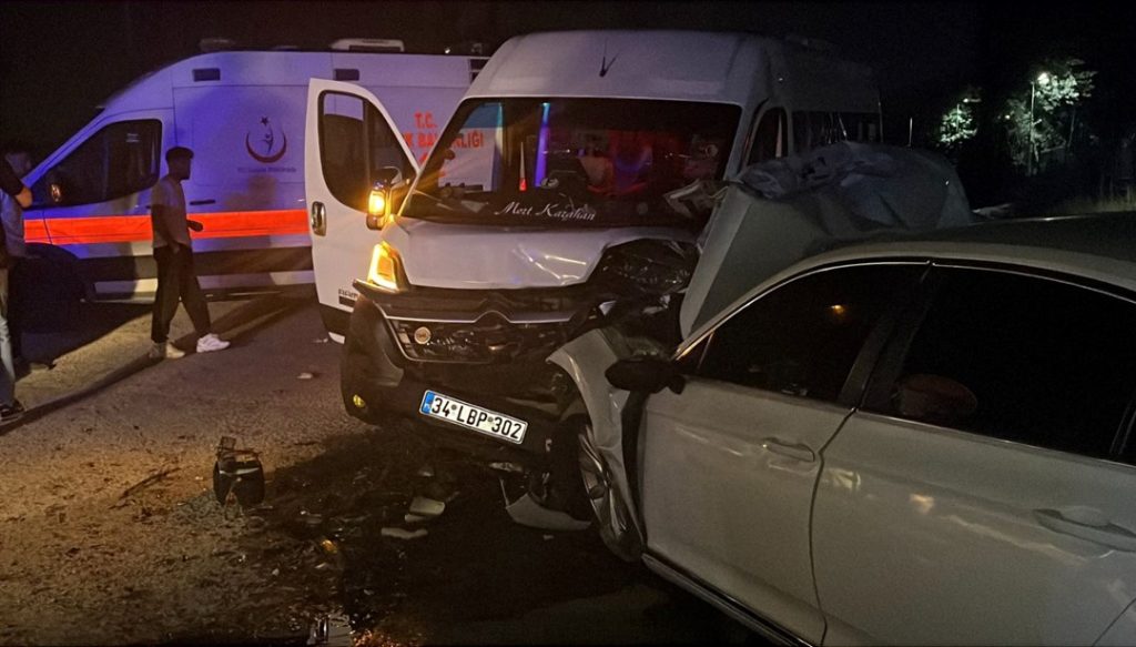 Kocaeli’de işçi servisi ile otomobil çarpıştı: Yaralılar var – Son Dakika Türkiye Haberleri