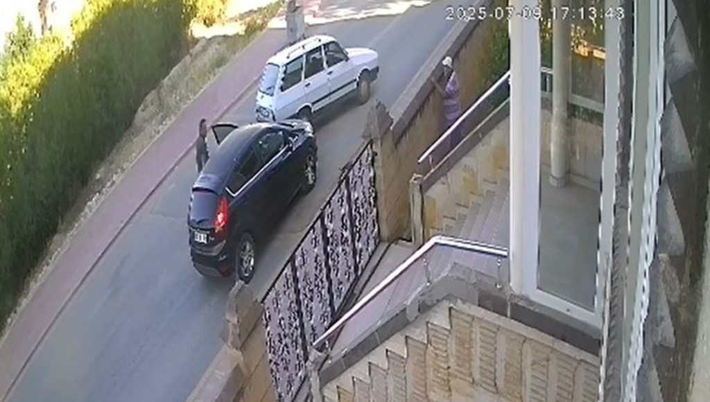 Kırşehir’de yol verme kavgası: Otomobilin önünü kesip sürücüyü dövdü – Son Dakika Türkiye Haberleri