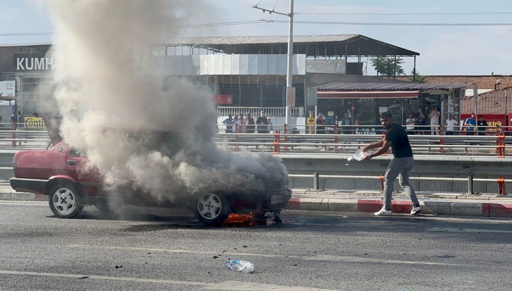 Alev alan otomobilini kendi çabasıyla söndürmeye çalıştı – Son Dakika Türkiye Haberleri