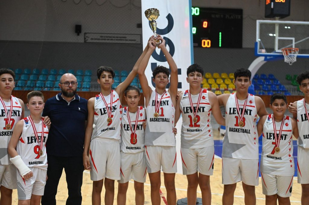 TTEC U 14 Erkekler Ligi. Rakibi sahaya çıkmayınca Levent, kupayı müzesine götürdü – BRTK