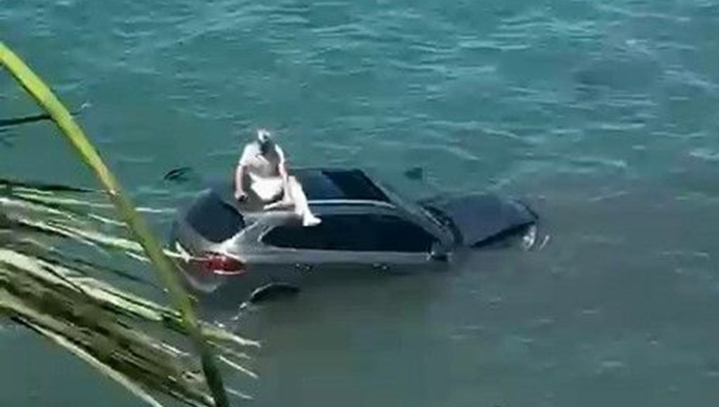 Otomobil denize uçtu, dakikalarca araç üstünde kurtarılmayı bekledi – Son Dakika Türkiye Haberleri