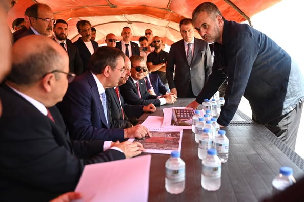 TC Cumhurbaşkanı Yardımcısı Yılmaz, temasları kapsamında yeni Devlet Hastanesi inşaat alanını inceledi – BRTK