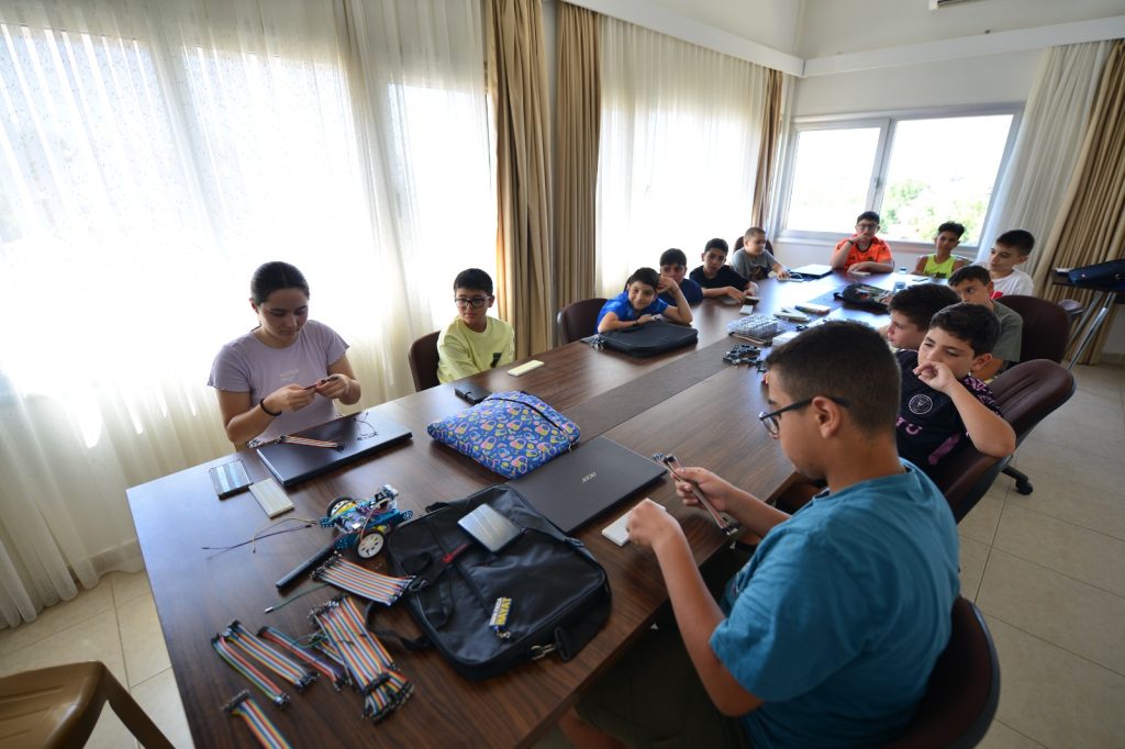 Lefke’de robotik kodlama eğitimi düzenlendi – BRTK