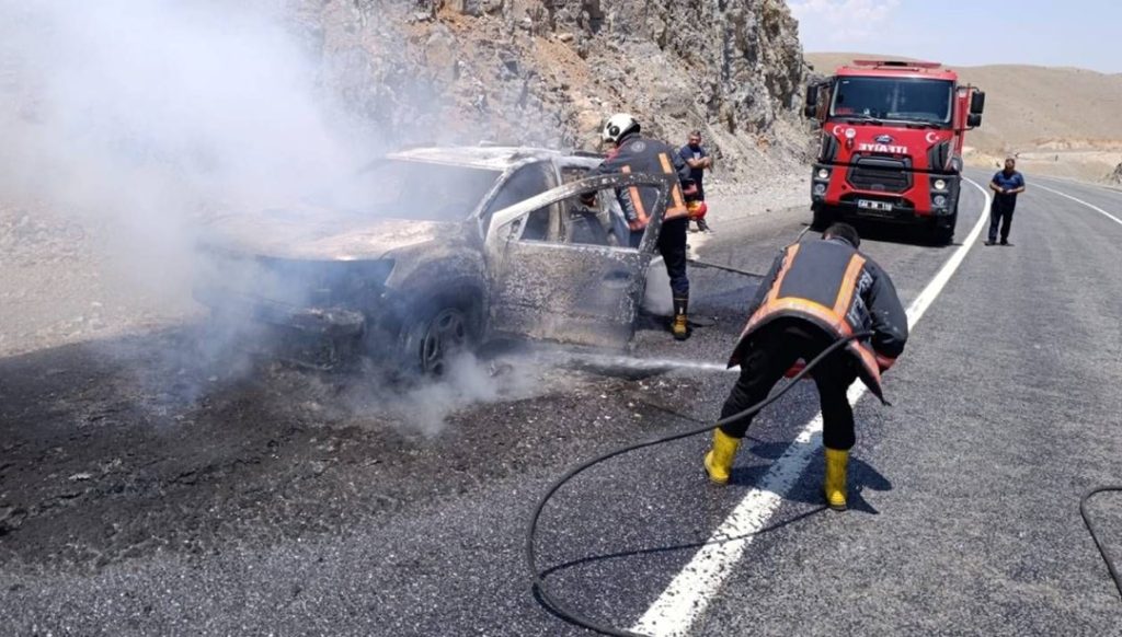 Malatya’da seyir halindeki otomobil alev alev yandı – Son Dakika Türkiye Haberleri
