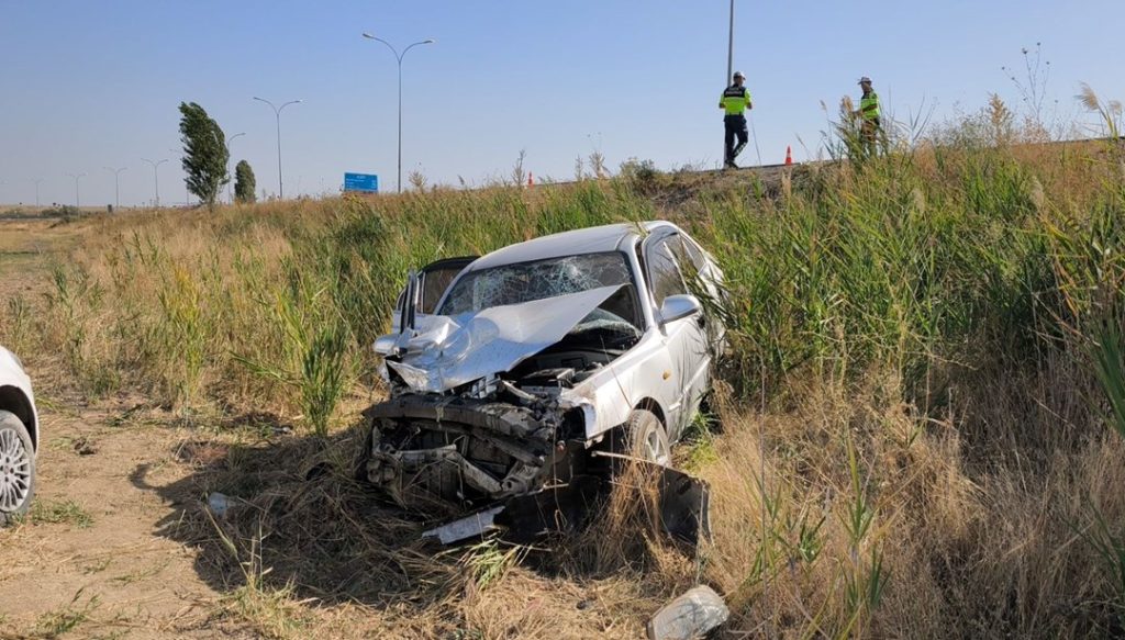 Otomobil polis aracına çarptı: 2’si çocuk 4 yaralı – Son Dakika Türkiye Haberleri