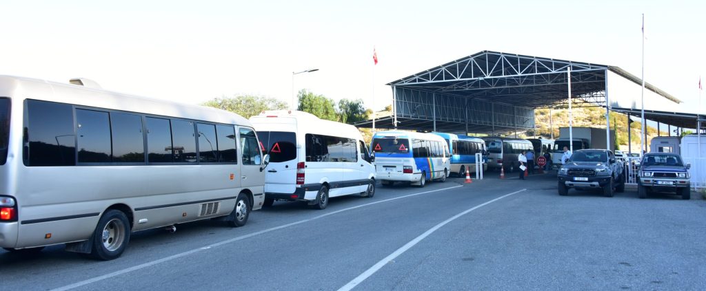 Erenköy kafilesi sınır kapısında engelle karşılaştı… Yeşilırmak Sınır Kapısı’nda bir süre bekletilen kafile, kara yoluyla Erenköy’e hareket etti – BRTK