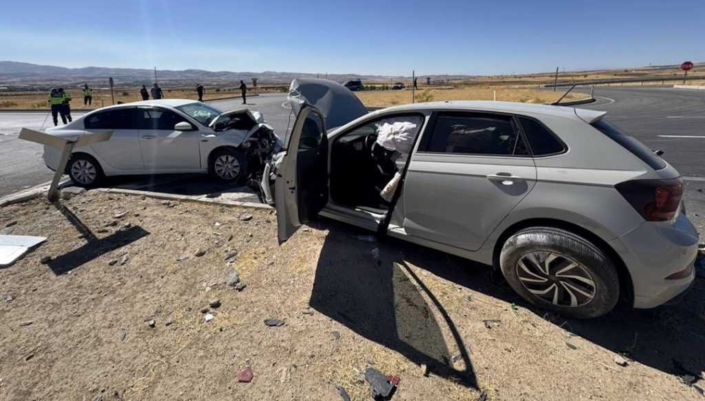 Elazığ’da iki otomobil çarpıştı: 8 yaralı – Son Dakika Türkiye Haberleri