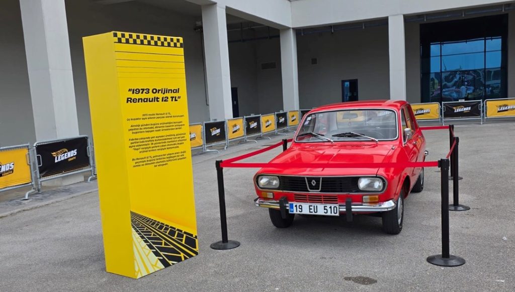 Aynasız Renault etkinliğin gözdesi oldu: 3 kuşaktır aynı ailede