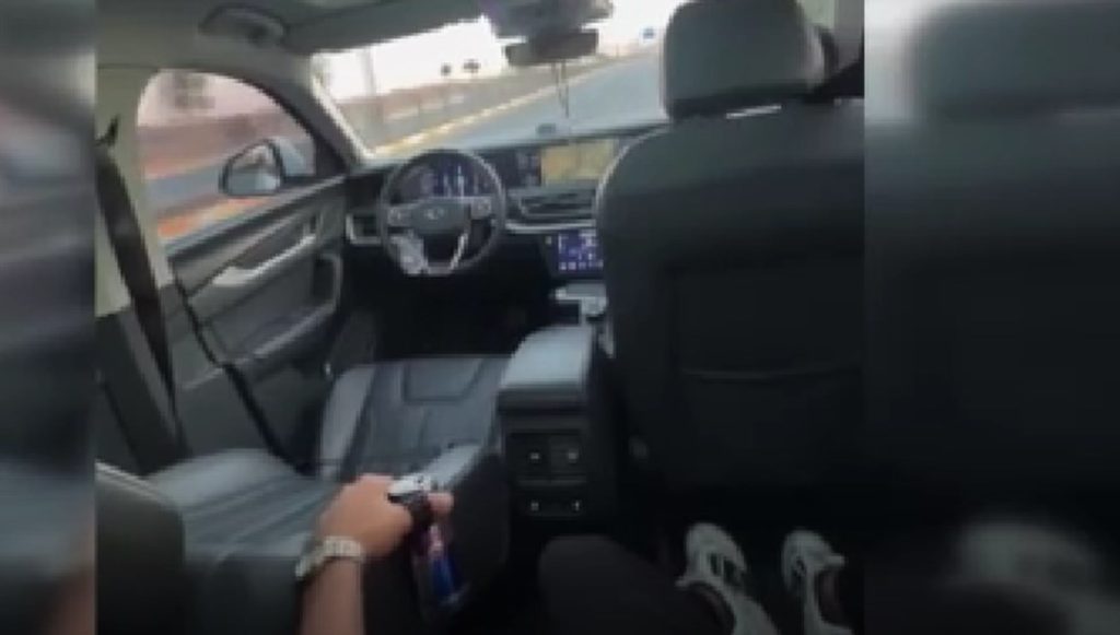 Direksiyona pet şişe sabitledi arka koltuğa geçip video çekti – Son Dakika Türkiye Haberleri