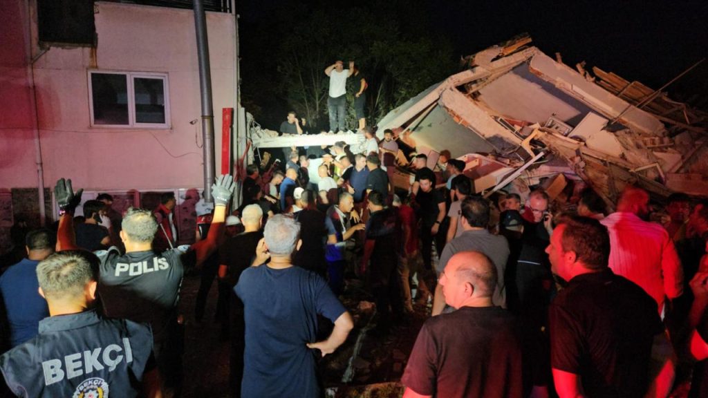 Depremde yıkılan binadaki 4 vatandaş kurtarıldı – BRTK