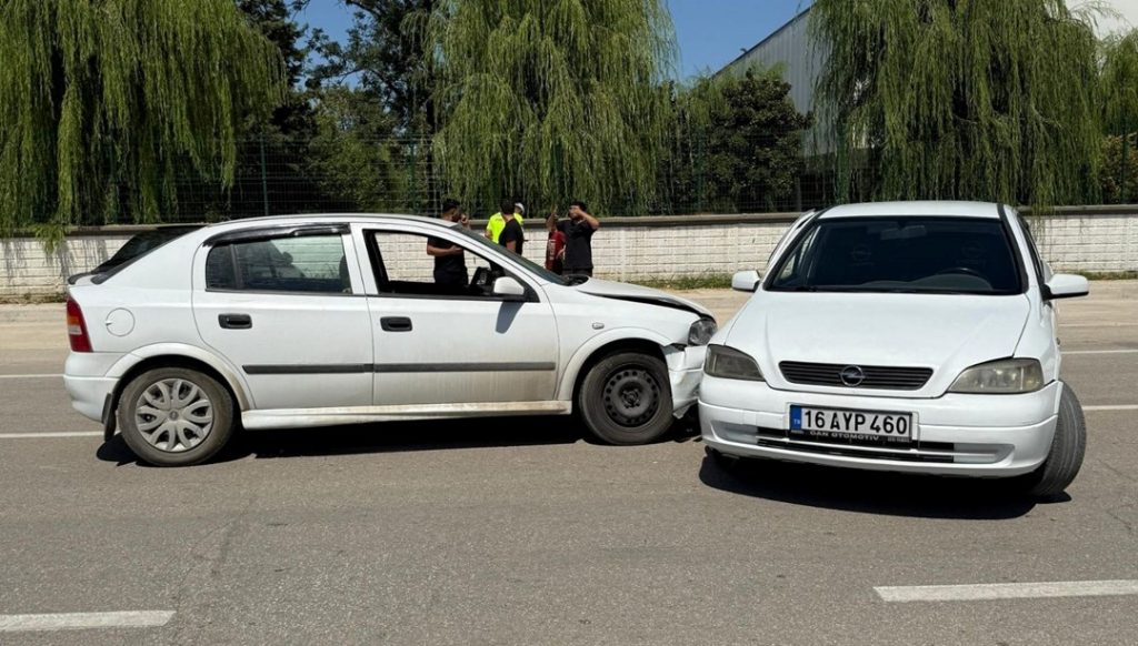 2 otomobil çarpıştı : 2 yaralı – Son Dakika Türkiye Haberleri