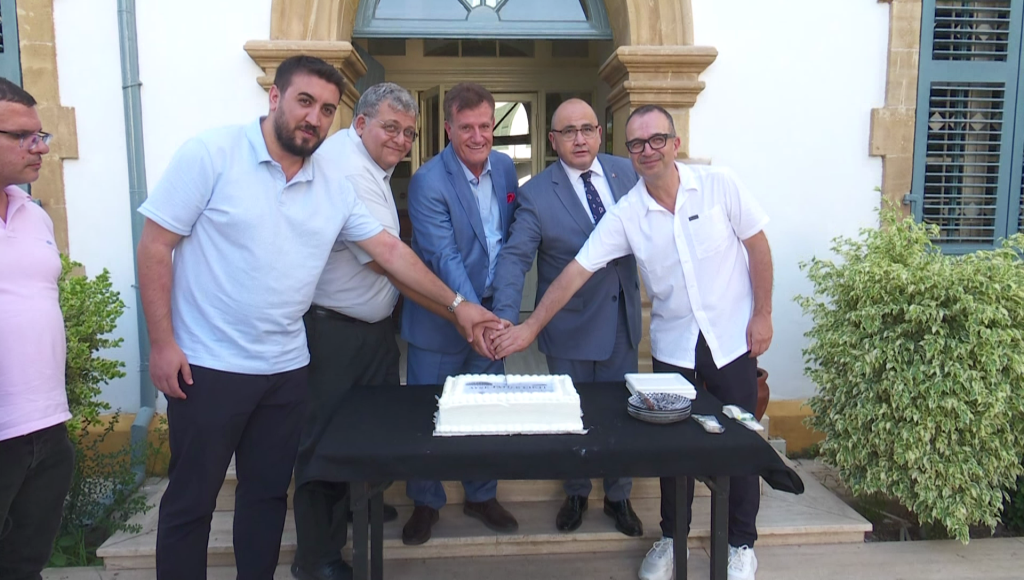 “Ayşe Tatile Çıktı” filminin çekimleri tüm hızıyla devam ediyor…Büyükelçi Başçeri ile Bakan Arıklı, film setini ziyaret etti – BRTK