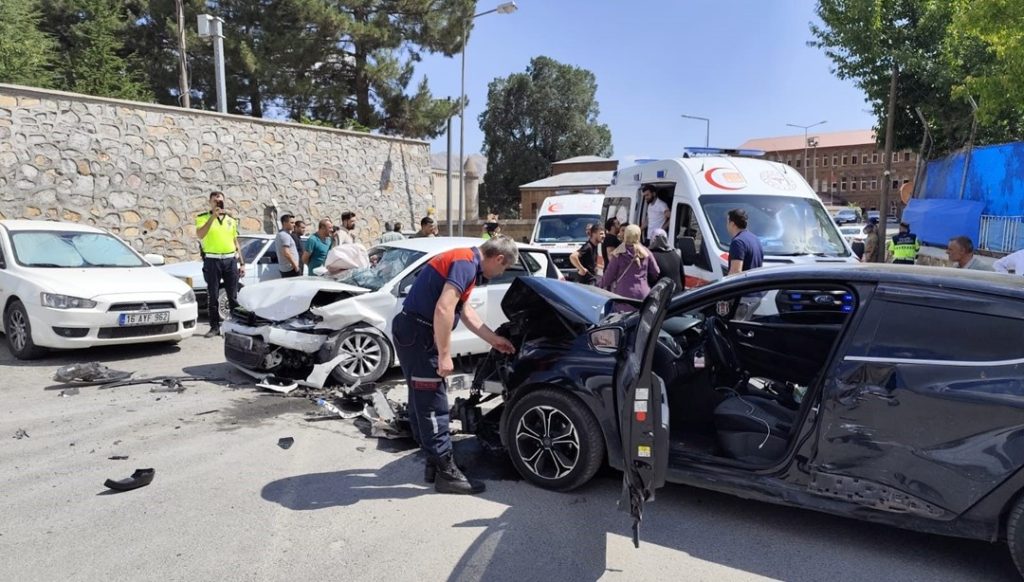 Bitlis’te otomobiller çarpıştı: 10 yaralı – Son Dakika Türkiye Haberleri