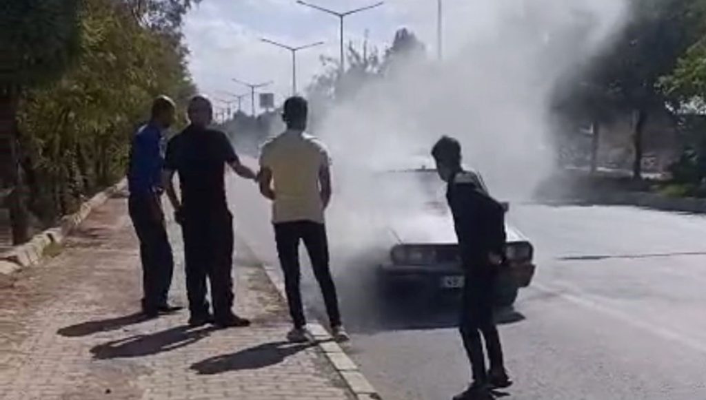 Muş’ta seyir halindeki otomobil yandı – Son Dakika Türkiye Haberleri