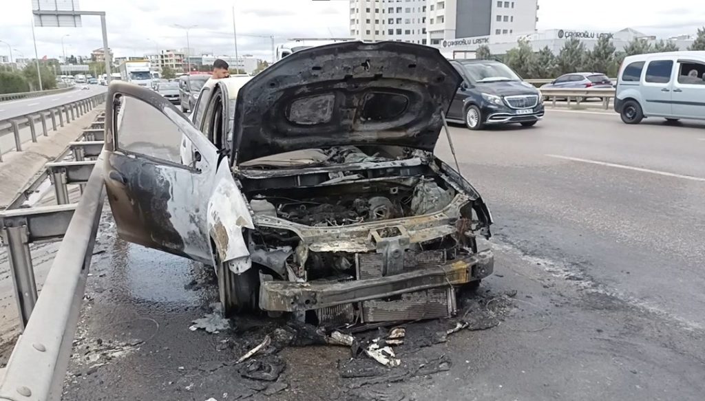 İstanbul’da yol ortasında otomobil alev aldı – Son Dakika Türkiye Haberleri