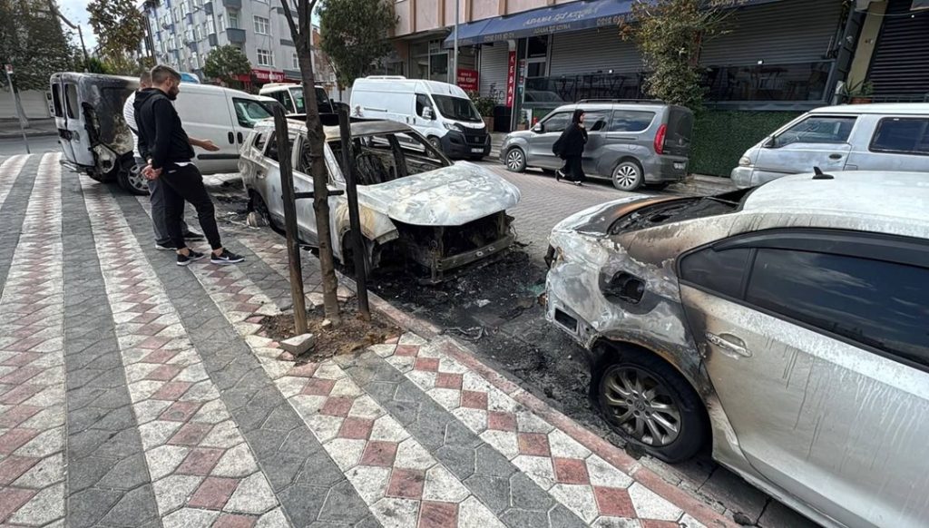 Sultangazi’de kundaklama şüphesi: Üç araç yandı – Son Dakika Türkiye Haberleri