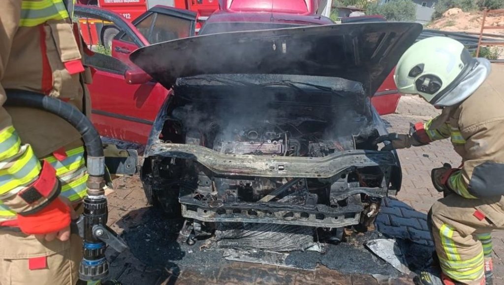 Hatay’da seyir halindeki otomobil alev alev yandı – Son Dakika Türkiye Haberleri