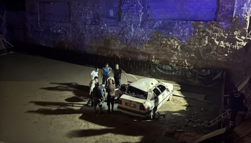 Otomobil inşaat temeline devrildi: 3’ü ağır 4 yaralı – Son Dakika Türkiye Haberleri